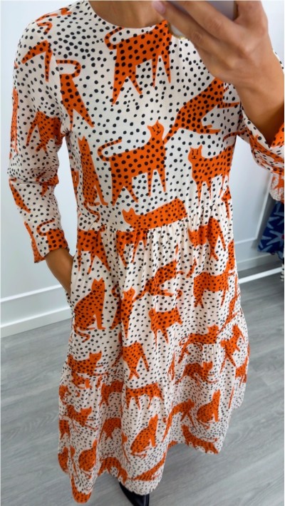 Vestido largo volantes estampado gatos naranjas fondo beige topos en n 2