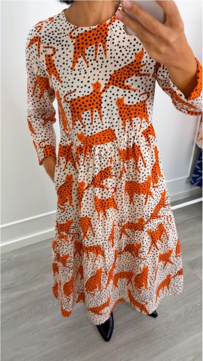 Vestido largo volantes estampado gatos naranjas fondo beige topos en n