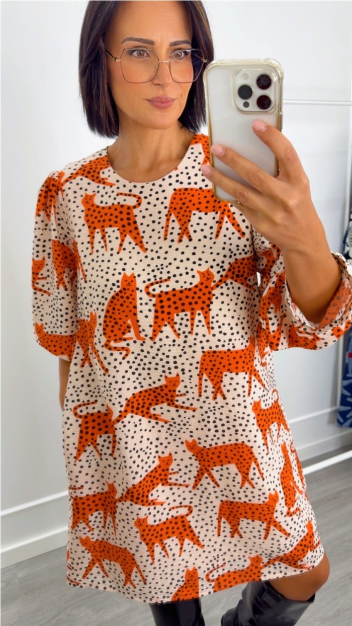Vestido corto con bolsillos estampdo gatos naranjas, fondo beige topos