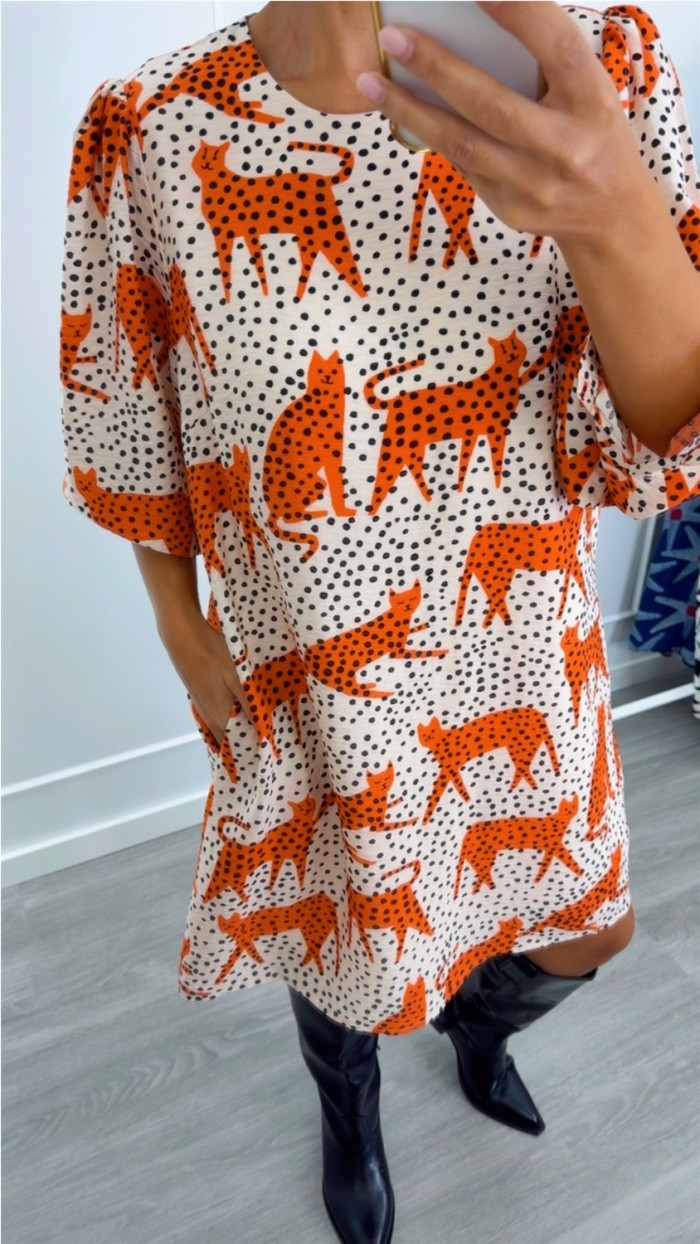 Vestido corto con bolsillos estampdo gatos naranjas, fondo beige topos