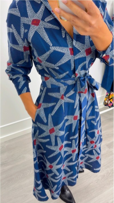 vestido escote pico estamapdo estrellas , corte midi, cinto en la prop 2