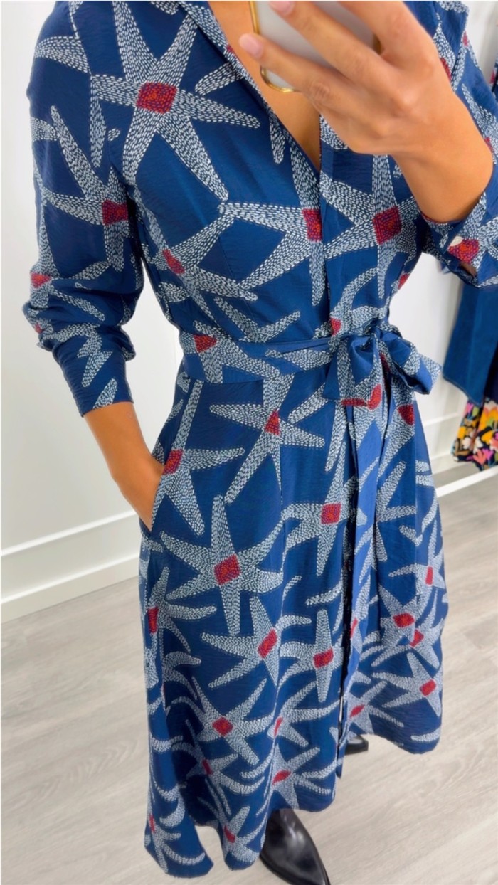 vestido escote pico estamapdo estrellas , corte midi, cinto en la prop