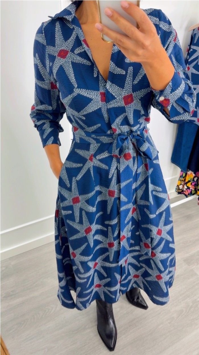 vestido escote pico estamapdo estrellas , corte midi, cinto en la prop