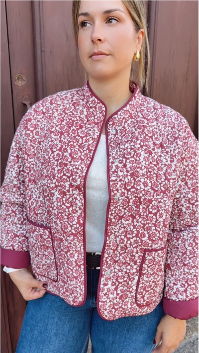 chaqueta estampada colores burdeos