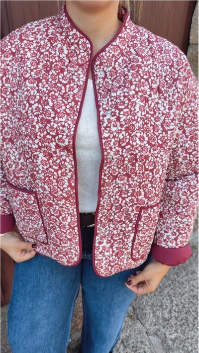 chaqueta estampada colores burdeos 2