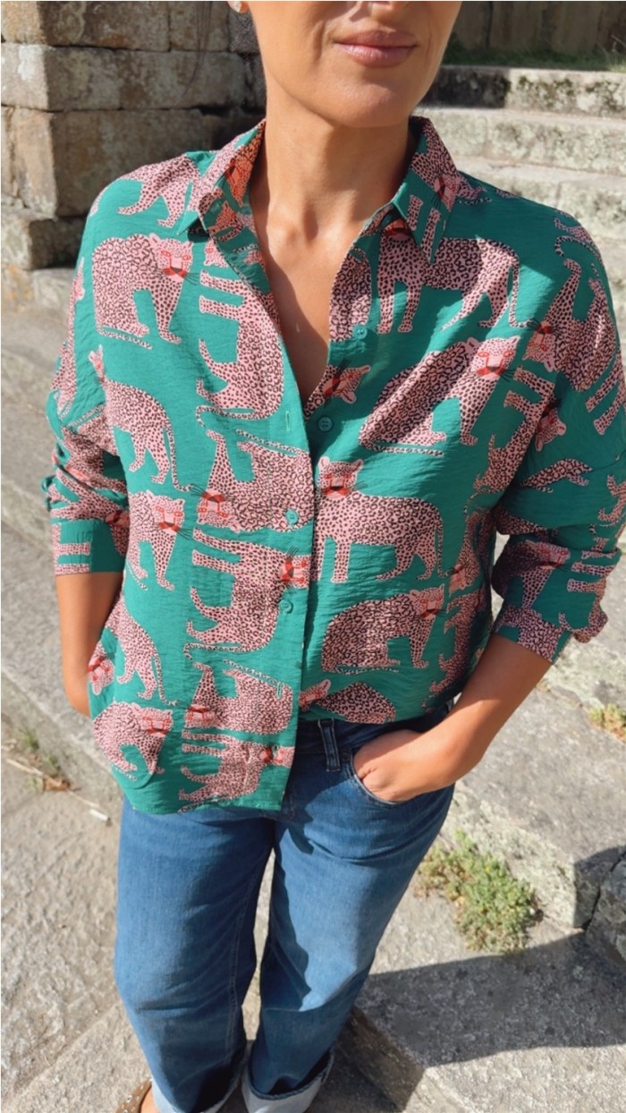 blusa estampado leopardor fondo verde