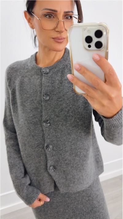chaqueta gris cuello redondo con botones redondos