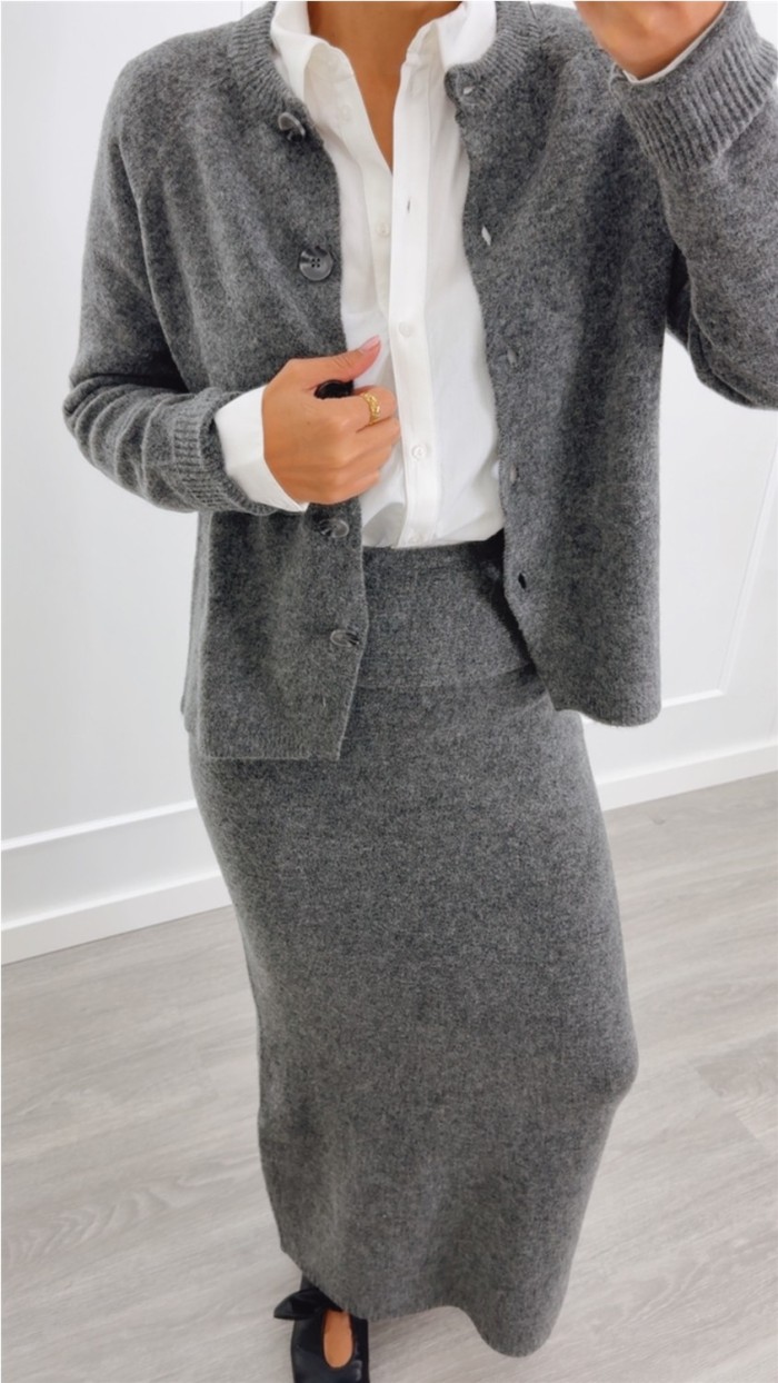 chaqueta gris cuello redondo con botones redondos chaqueta gris cuello redondo con botones redondos