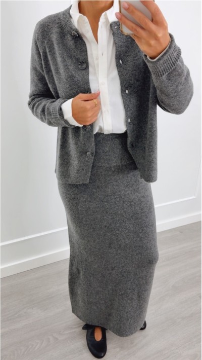 chaqueta gris cuello redondo con botones redondos