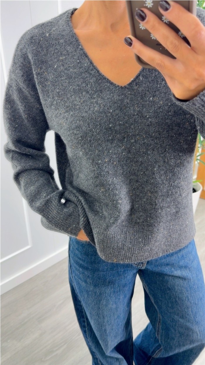 jersey cuello pico abertura lateral mezclilla gris, beige y burdeos