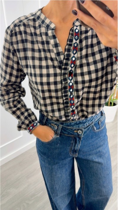 blusa detalles cristales fondo cuadros en blanco y negro