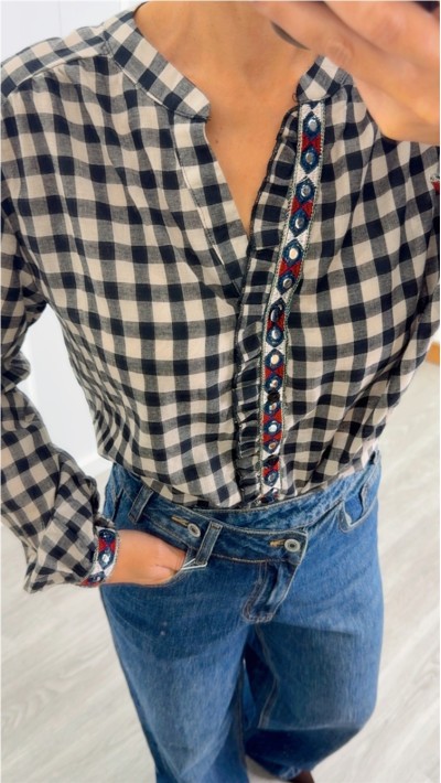 blusa detalles cristales fondo cuadros en blanco y negro