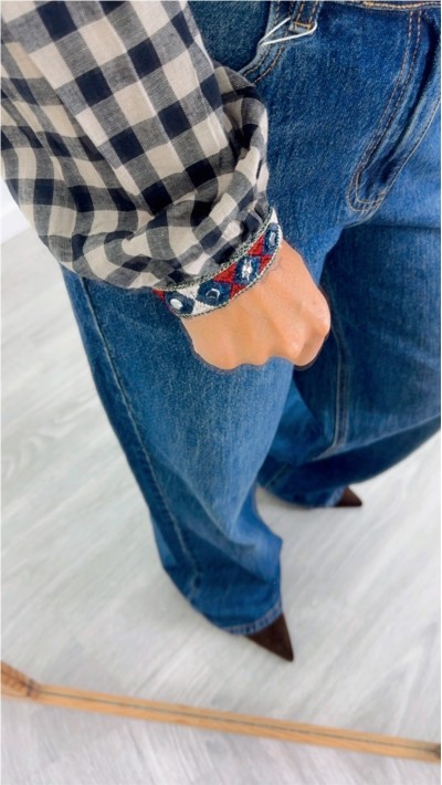 blusa detalles cristales fondo cuadros en blanco y negro