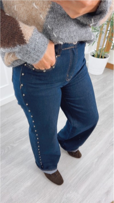 pantalón vaquero oscuro tiro alto con detalle de tachuelas laterales y