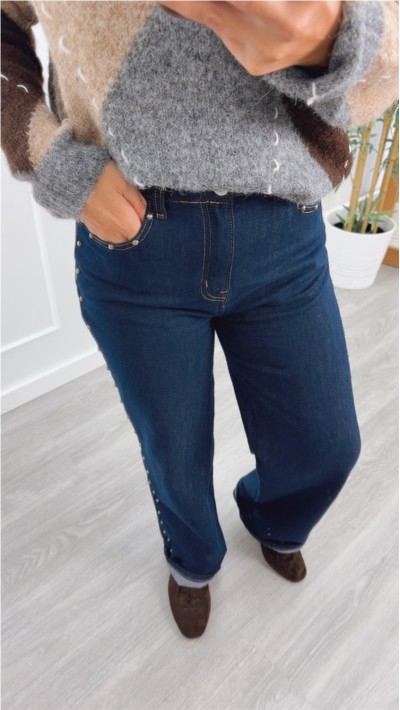 pantalón vaquero oscuro tiro alto con detalle de tachuelas laterales y 2