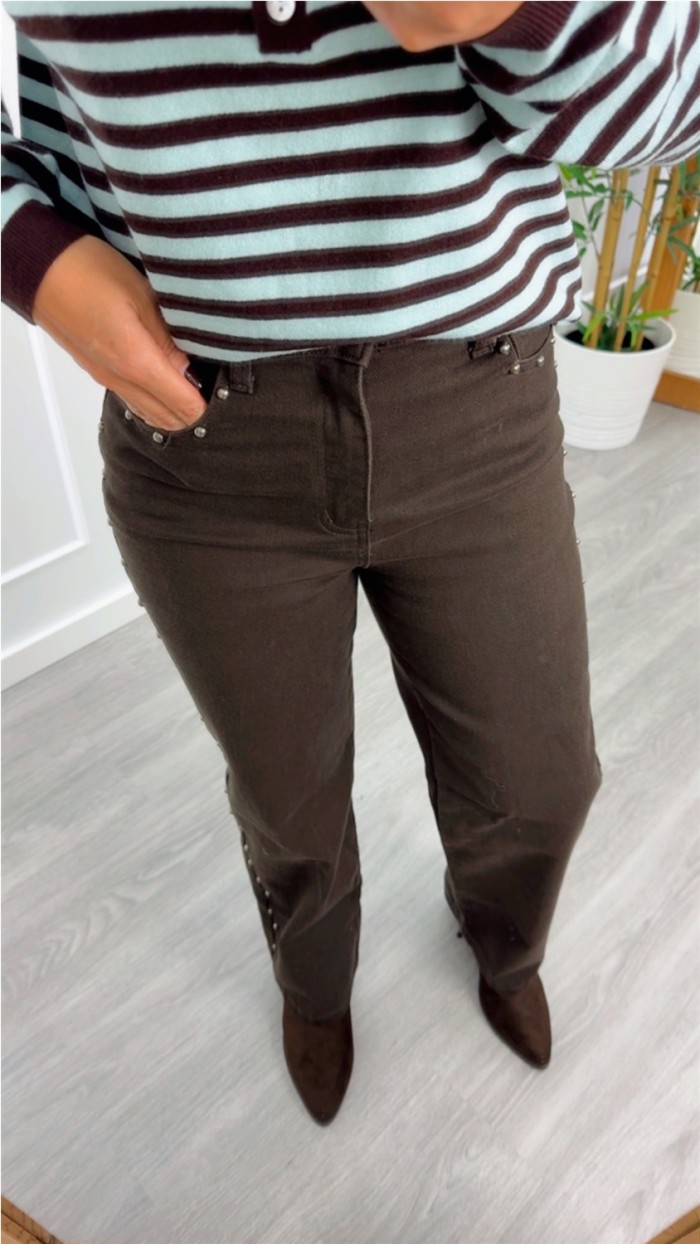 pantalon marrón choco con tachuelas laterale pantalon marrón choco con tachuelas laterale