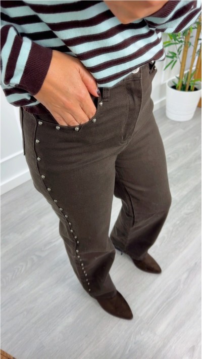 pantalon marrón choco con tachuelas laterale