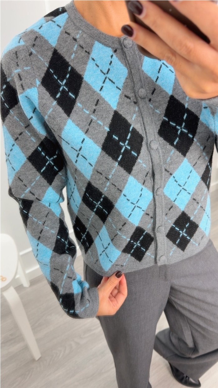 chaqueta punto fondo gris con dibujo de rombos en azul, gris y negro , chaqueta punto fondo gris con dibujo de rombos en azul, gris y negro ,