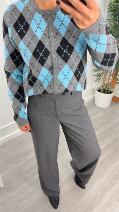 chaqueta punto fondo gris con dibujo de rombos en azul, gris y negro ,