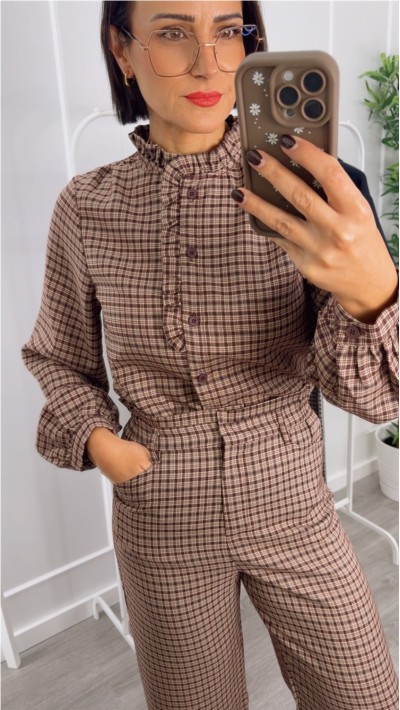 blusa cuadros cuello detalle volante, tejido suave detalle volante del