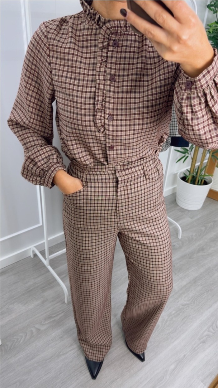 blusa cuadros cuello detalle volante, tejido suave detalle volante del