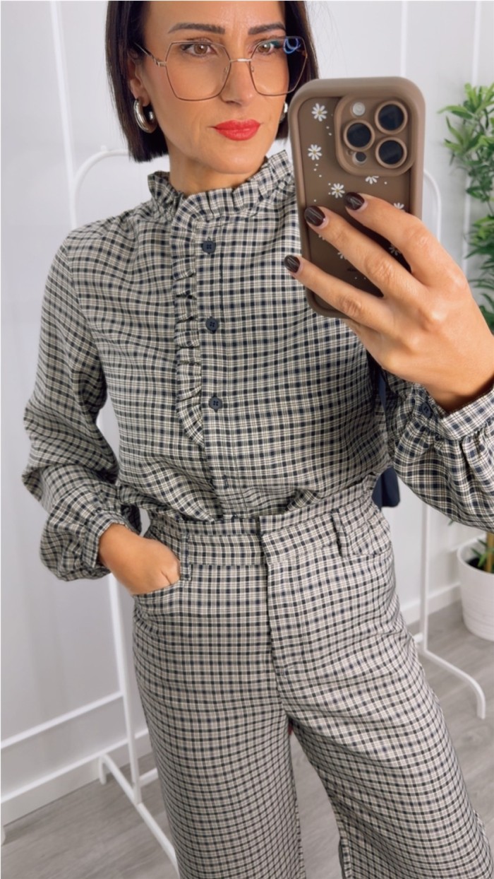 blusa cuadros cuello detalle volante, tejido suave detalle volante del blusa cuadros cuello detalle volante, tejido suave detalle volante del