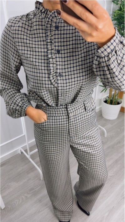 blusa cuadros cuello detalle volante, tejido suave detalle volante del