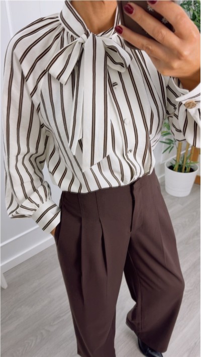 blusa lazo cuello fondo blanco y dobre raya en marrón chocolate