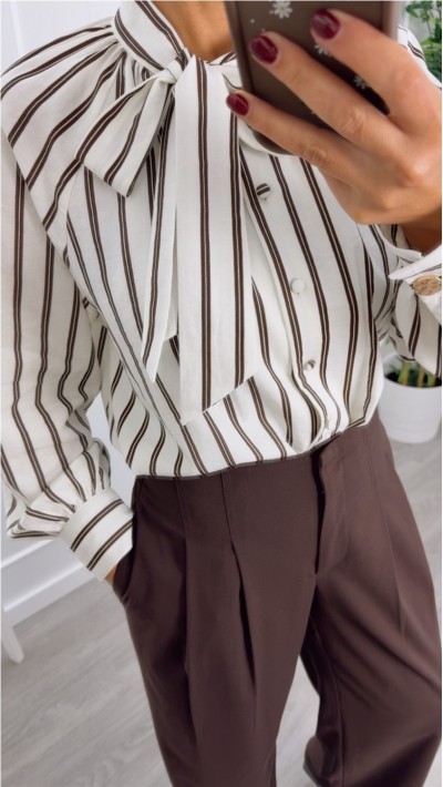blusa lazo cuello fondo blanco y dobre raya en marrón chocolate