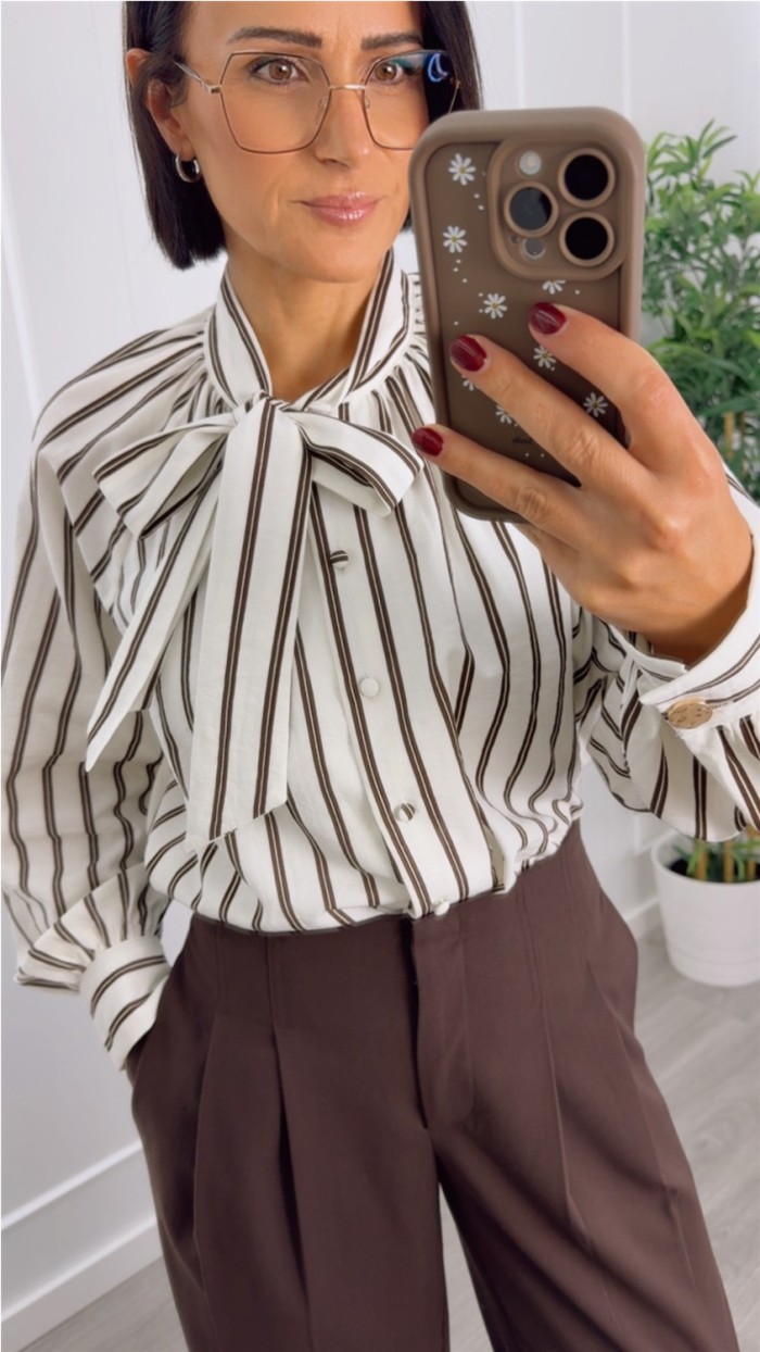 blusa lazo cuello fondo blanco y dobre raya en marrón chocolate