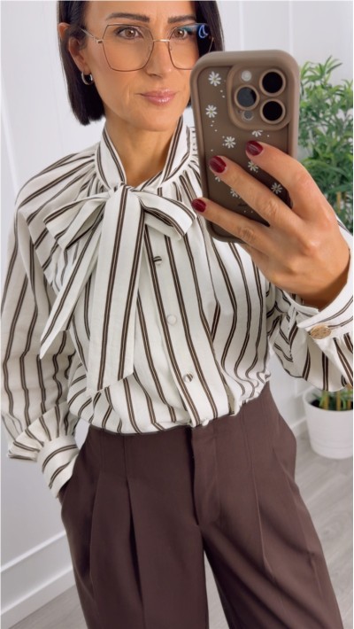 blusa lazo cuello fondo blanco y dobre raya en marrón chocolate