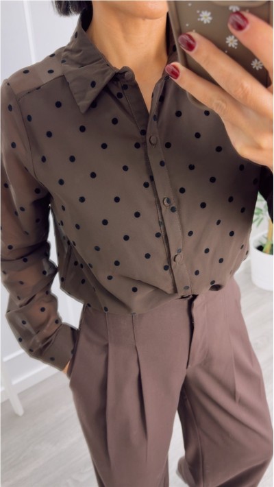 camisa fondo beige con topitos en negro y fondo marrón con topitos en