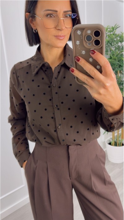 camisa fondo beige con topitos en negro y fondo marrón con topitos en