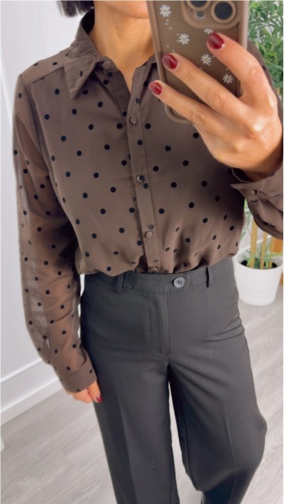 camisa fondo beige con topitos en negro y fondo marrón con topitos en