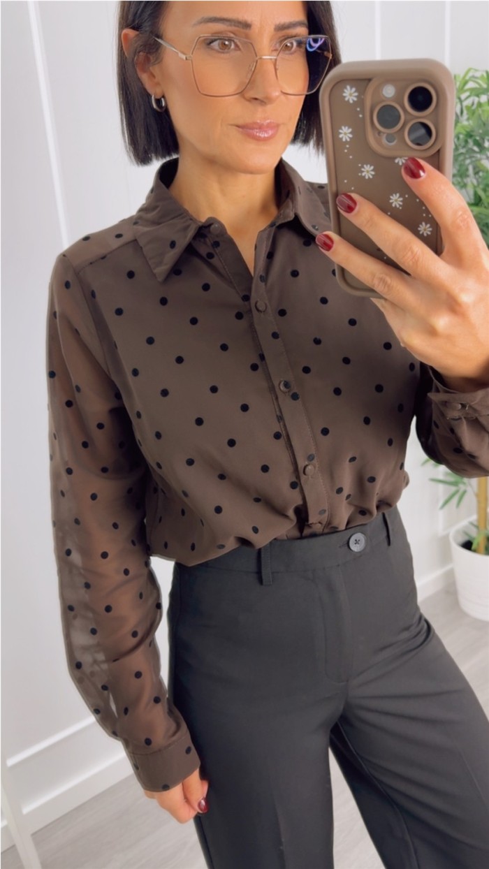 camisa fondo beige con topitos en negro y fondo marrón con topitos en