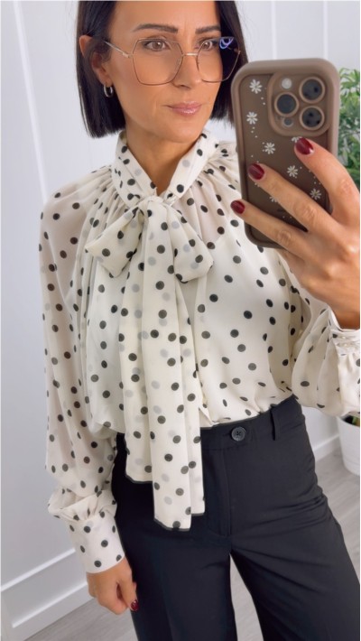 blusa gasa beige topitos negro y lago en cuello