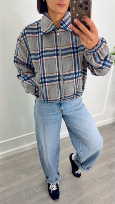 BOMBER DE CUADROS CREMALLERA BOLSILLO LATERAL FONDO GRIS, CUDROS EN AZ 2