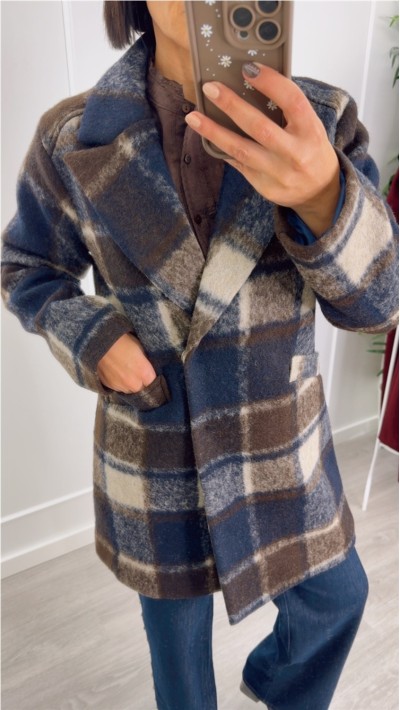 ABRIGO TRES CUARTOS CUADROS AZUL MARINO MARRÓN Y BEIGE, CRUZADO, SUAVE