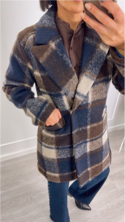 ABRIGO TRES CUARTOS CUADROS AZUL MARINO MARRÓN Y BEIGE, CRUZADO, SUAVE