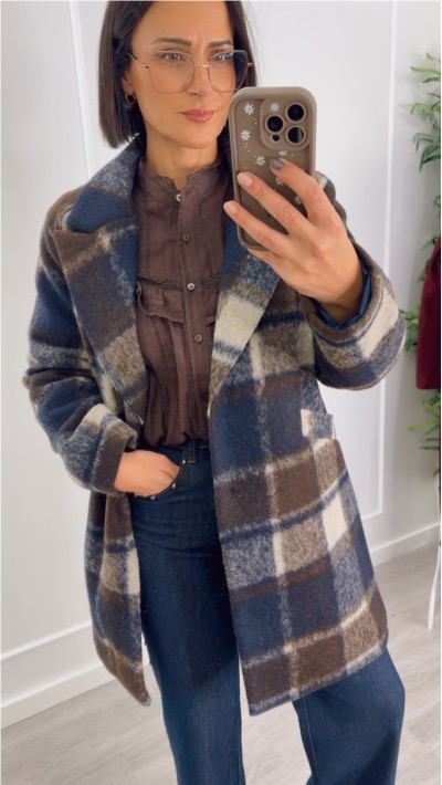 ABRIGO TRES CUARTOS CUADROS AZUL MARINO MARRÓN Y BEIGE, CRUZADO, SUAVE