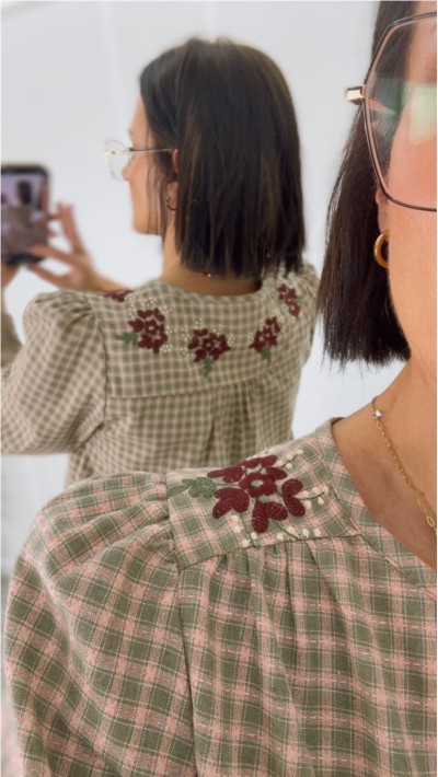 BLUSA CUADROS VERDES Y ROSAS BORDADO FLORES EN BURDEOS