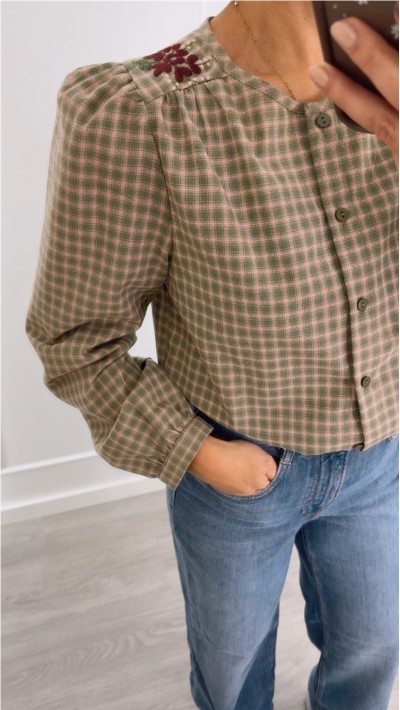 BLUSA CUADROS VERDES Y ROSAS BORDADO FLORES EN BURDEOS