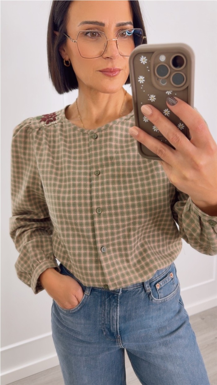 BLUSA CUADROS VERDES Y ROSAS BORDADO FLORES EN BURDEOS