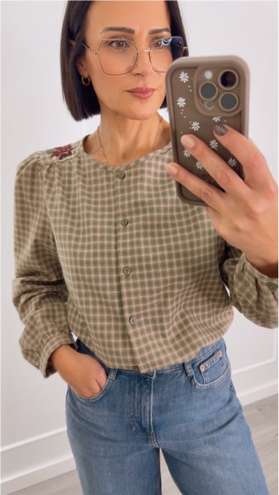 BLUSA CUADROS VERDES Y ROSAS BORDADO FLORES EN BURDEOS