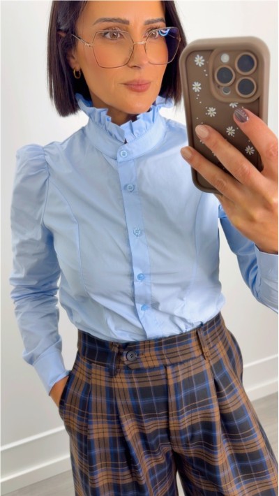 BLUSA AZUL CUELLO VOLANTE ENTALLADA