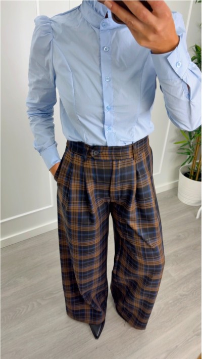 BLUSA AZUL CUELLO VOLANTE ENTALLADA 2