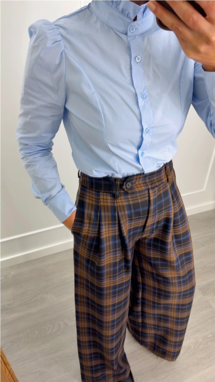 BLUSA AZUL CUELLO VOLANTE ENTALLADA