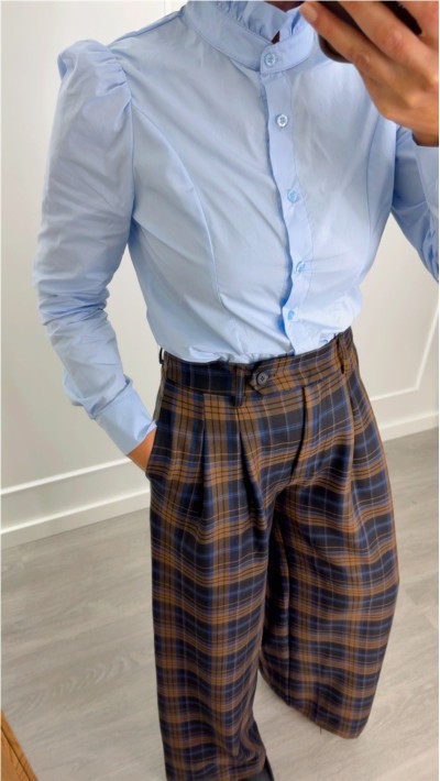 BLUSA AZUL CUELLO VOLANTE ENTALLADA