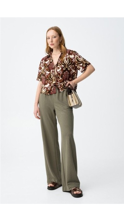 pantalón fluído verde y beige