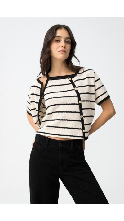 conjunto de chaqueta y top negro y beige de rayas